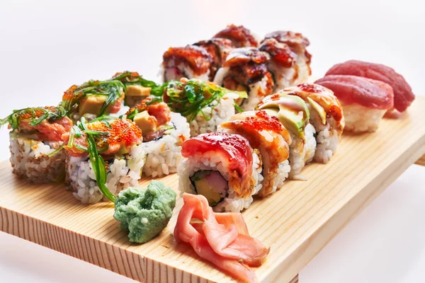  Suşi tahtası beyaz arka planda izole edilmiş.