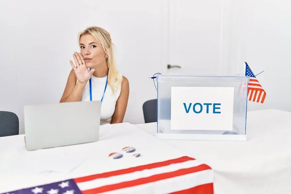 Jovem Caucasiana América Campanha Política Eleição Mão Boca Dizendo Rumor — Fotografia de Stock