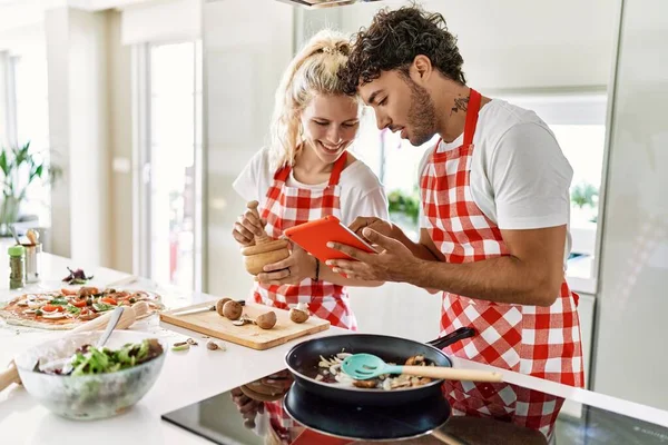 Unga Par Ler Glad Matlagning Och Använder Pekplatta Köket — Stockfoto