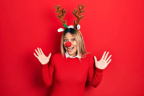 Mulher Hispânica Bonita Usando Chapéu Natal Veado Nariz Vermelho Celebrando — Fotografia de Stock