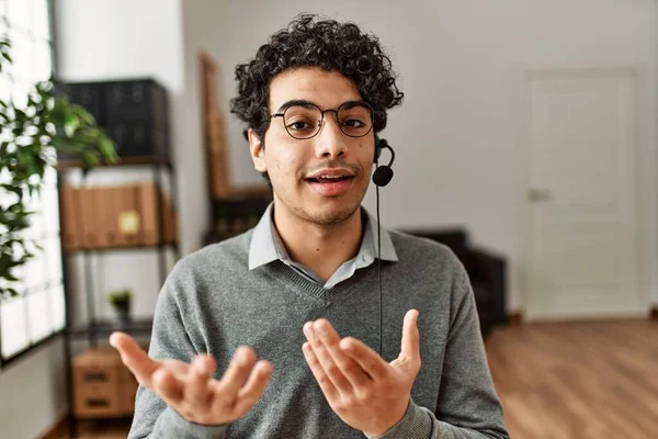 Fiatal Spanyol Call Center Ügynök Férfi Mosolyog Boldog Dolgozik Irodában — Stock Fotó