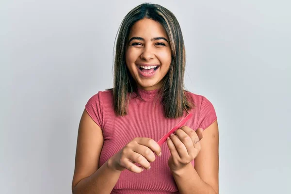 Mujer Latina Joven Usando Uñas Lima Sonriendo Riendo Voz Alta —  Fotos de Stock