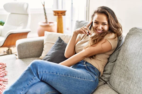 Jovem Hispânica Falando Smartphone Sentado Sofá Casa — Fotografia de Stock