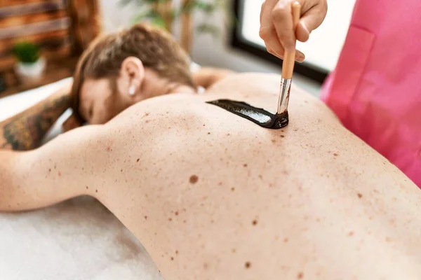 Junger Rotschopf Mit Schokoladentherapie Auf Dem Rücken Schönheitszentrum — Stockfoto