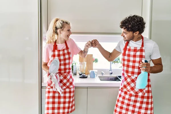 Casal Jovem Sorrindo Feliz Lavar Pratos Punhos Colisão Cozinha — Fotografia de Stock
