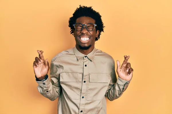 Ung Afrikansk Amerikansk Man Klädd Avslappnade Kläder Och Glasögon Gestikulerande — Stockfoto