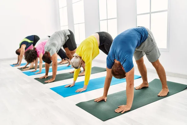 Grupo Jóvenes Concentrados Entrenando Yoga Centro Deportivo —  Fotos de Stock
