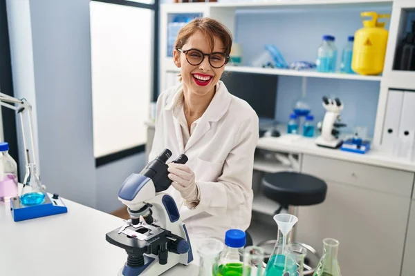 Mujer Joven Caucásica Vistiendo Uniforme Científico Usando Microscopio Laboratorio —  Fotos de Stock