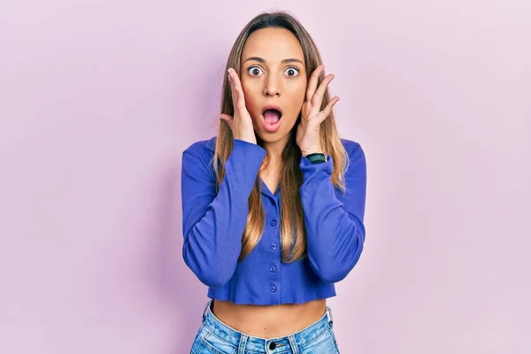 Krásná Hispánská Žena Neformální Modré Košili Strach Šok Překvapení Užaslý — Stock fotografie