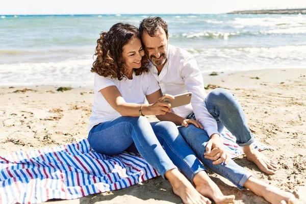 Middelbare Leeftijd Hispanic Paar Maken Selfie Door Smartphone Zitten Handdoek — Stockfoto