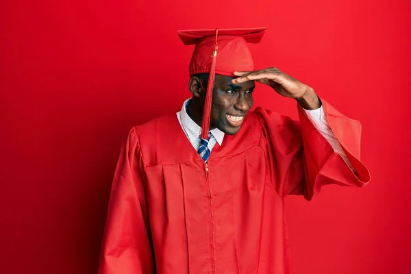 Νεαρός Αφροαμερικάνος Καπέλο Αποφοίτησης Και Ρόμπα Τελετής Πολύ Χαρούμενος Και — Φωτογραφία Αρχείου