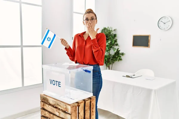 Mujer Morena Joven Votando Poniendo Sobre Las Urnas Con Bandera —  Fotos de Stock