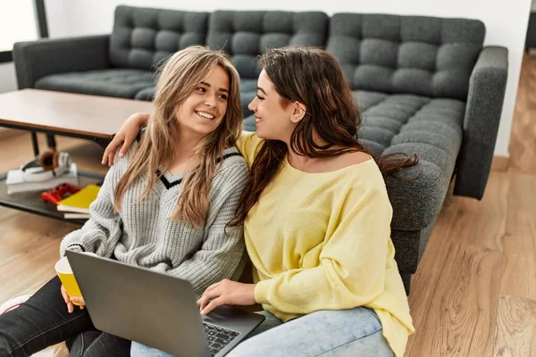 Pareja Joven Sonriendo Feliz Usando Ordenador Portátil Bebiendo Café Casa —  Fotos de Stock