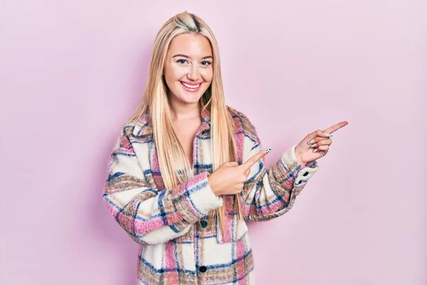 Jovencita Rubia Vistiendo Ropa Casual Sonriendo Mirando Cámara Apuntando Con — Foto de Stock