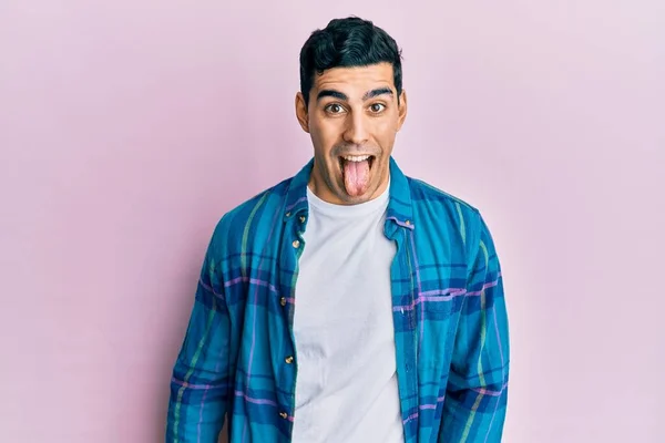 Sıradan Kıyafetler Giyen Yakışıklı Spanyol Adam Komik Bir Ifadeyle Dilini — Stok fotoğraf