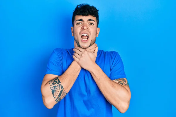 Jonge Latijns Amerikaanse Man Draagt Casual Blauw Shirt Schreeuwen Stikken — Stockfoto