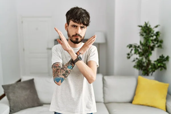 Hombre Hispano Con Barba Sala Estar Casa Expresión Rechazo Cruzando — Foto de Stock