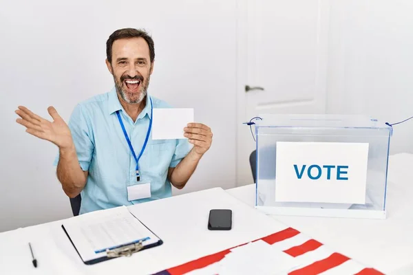Mężczyzna Średnim Wieku Brodą Głosujących Umieszczając Envelop Urnie Głosowania Świętując — Zdjęcie stockowe