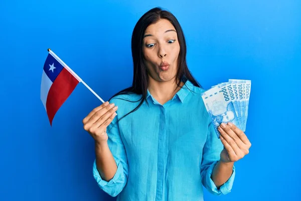 Молодая Латиноамериканка Флагом Чилийского Цвета Чилийскими Банкнотами Песо Делает Рыбье — стоковое фото