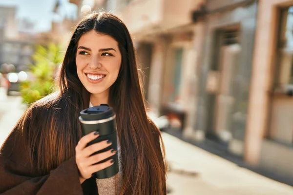 Joven Mujer Hispana Sonriendo Feliz Bebiendo Café Ciudad — Foto de Stock