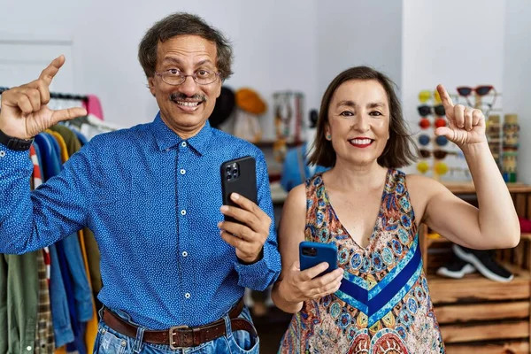 Casal Interracial Meia Idade Loja Varejo Usando Smartphone Sorrindo Gestos — Fotografia de Stock