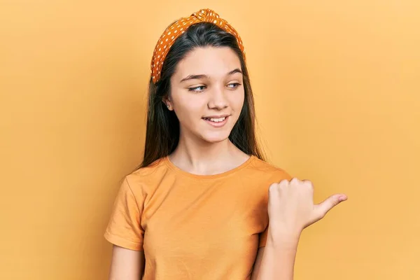 Ung Brunett Flicka Bär Casual Orange Skjorta Leende Med Glad — Stockfoto