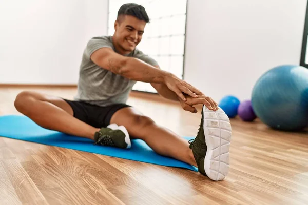 Ung Latinamerikansk Man Ler Tryggt Stretching Sportcenter — Stockfoto