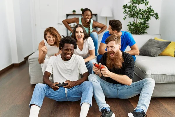 Group Young Friends Smiling Happy Playing Video Game Home — Stock Photo, Image