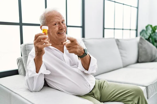 Uomo Anziano Che Tiene Pillole Puntando Dito Verso Macchina Fotografica — Foto Stock