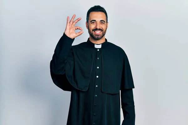 Sakallı Katolik Rahip Cüppeli Yakışıklı Adam Gülümsüyor Parmaklarıyla Imza Atıyor — Stok fotoğraf