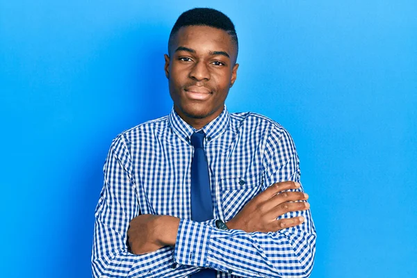 Genç Afro Amerikan Adam Gömleği Kravat Takmış Kollarını Kavuşturup Kameraya — Stok fotoğraf