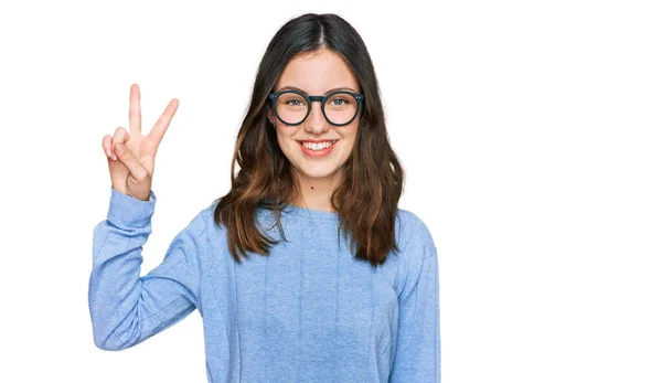 Ung Vacker Kvinna Bär Casual Kläder Och Glasögon Ler Tittar — Stockfoto
