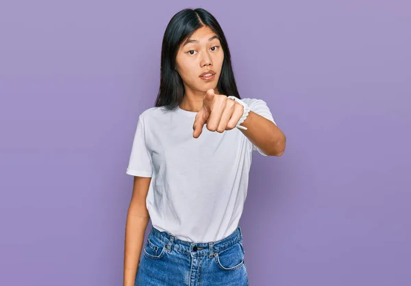 Bela Jovem Ásia Mulher Vestindo Casual Branco Shirt Apontando Descontente — Fotografia de Stock