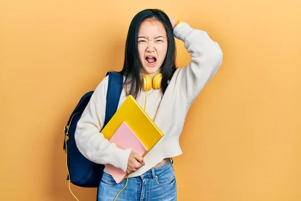 Menina Chinesa Jovem Segurando Mochila Estudantil Livros Loucos Assustados Com — Fotografia de Stock