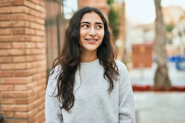 Joven Chica Oriente Medio Sonriendo Feliz Pie Ciudad — Foto de Stock