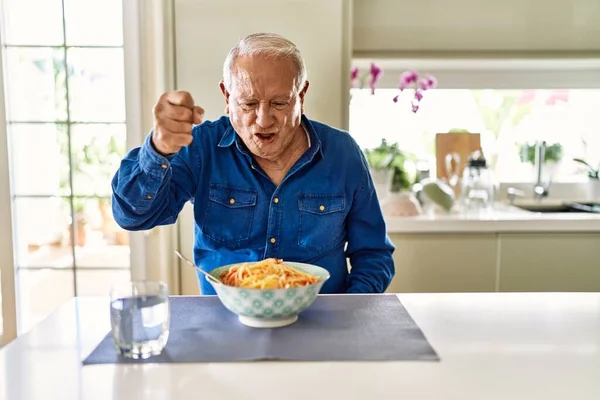 Starší Muž Šedivými Vlasy Který Doma Jedl Špagety Těstovin Zuřivě — Stock fotografie