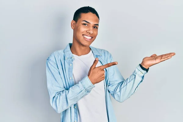 Junger Afrikanisch Amerikanischer Typ Lässiger Kleidung Staunt Und Lächelt Die — Stockfoto