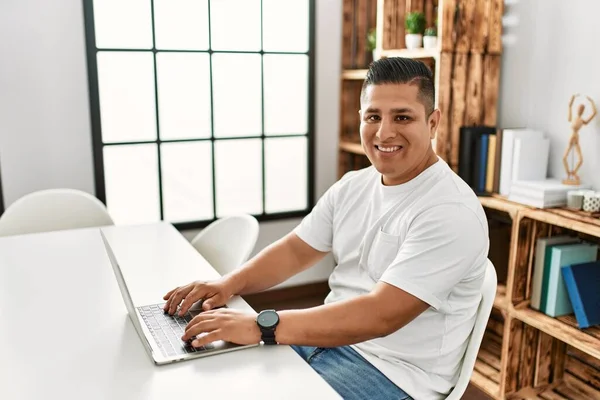 Joven Hombre Hispano Sonriendo Feliz Usando Portátil Sentado Mesa Casa —  Fotos de Stock