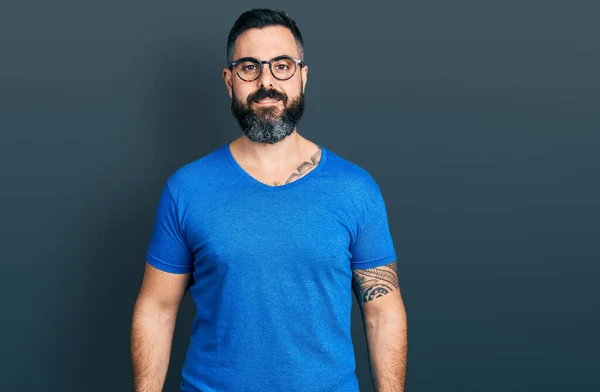 Hombre Hispano Con Barba Vistiendo Camiseta Casual Gafas Con Una —  Fotos de Stock