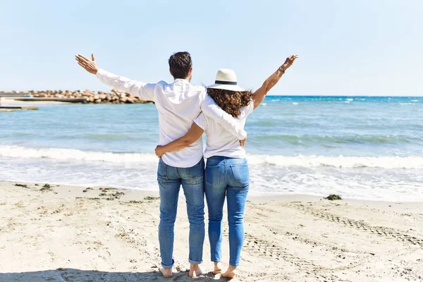 Pareja Hispana Mediana Edad Vista Trasera Pie Playa —  Fotos de Stock