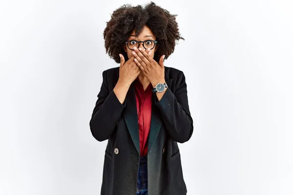 Afro Saçlı Ceketi Giyen Gözlük Takan Afro Amerikalı Bir Kadın — Stok fotoğraf