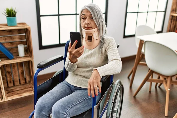 Orta Yaşlı Kır Saçlı Evinde Tekerlekli Sandalyede Oturan Bir Kadın — Stok fotoğraf