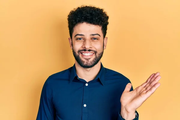 Young Arab Man Beard Wearing Casual Shirt Smiling Cheerful Presenting — Stock Photo, Image