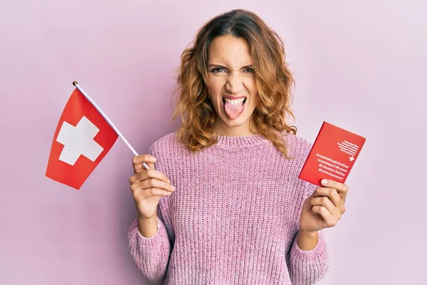 Ung Kaukasisk Kvinna Med Schweizisk Flagga Och Pass Sticker Tunga — Stockfoto