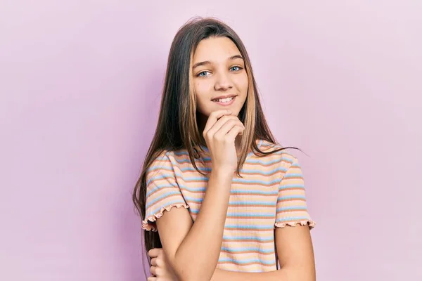줄무늬 티셔츠를 소녀가 턱으로 카메라를 자신감 긍정적 — 스톡 사진