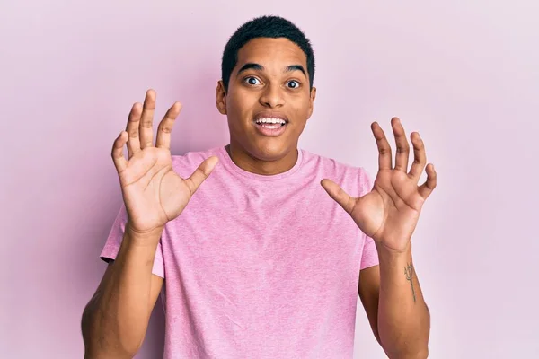 Junge Gut Aussehende Hispanische Mann Trägt Lässig Rosa Shirt Angst — Stockfoto