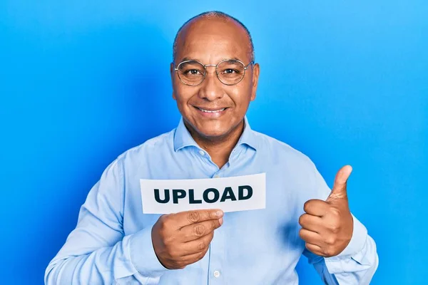 Hombre Latino Mediana Edad Sosteniendo Subir Mensaje Papel Sonriendo Feliz — Foto de Stock