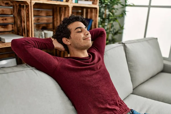 Jovem Hispânico Relaxante Com Mãos Cabeça Sentado Sofá Casa — Fotografia de Stock