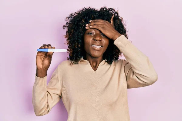 Jonge Afro Amerikaanse Vrouw Met Zwangerschapstest Resultaat Gestrest Gefrustreerd Met — Stockfoto