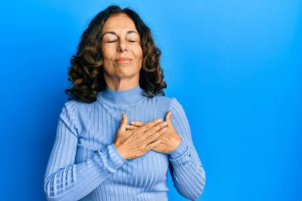 Middelbare Leeftijd Spaanse Vrouw Draagt Casual Kleding Glimlachend Met Handen — Stockfoto